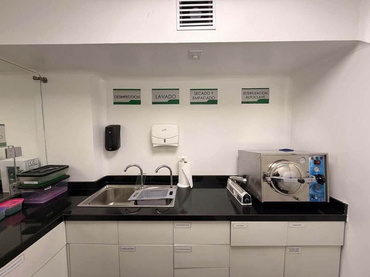 Área de esterilización con autoclave: desinfección, lavado, secado y empacado