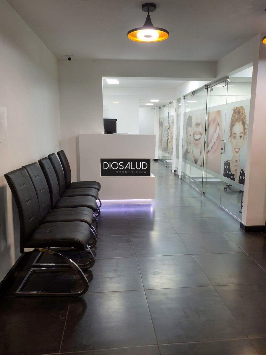 Recepción y sala de espera de Diosalud en la sede Santa Isabel