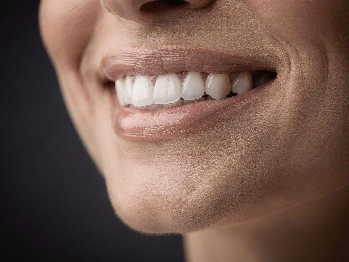 Sonrisa tranquila de una paciente (imagen ilustrativa)