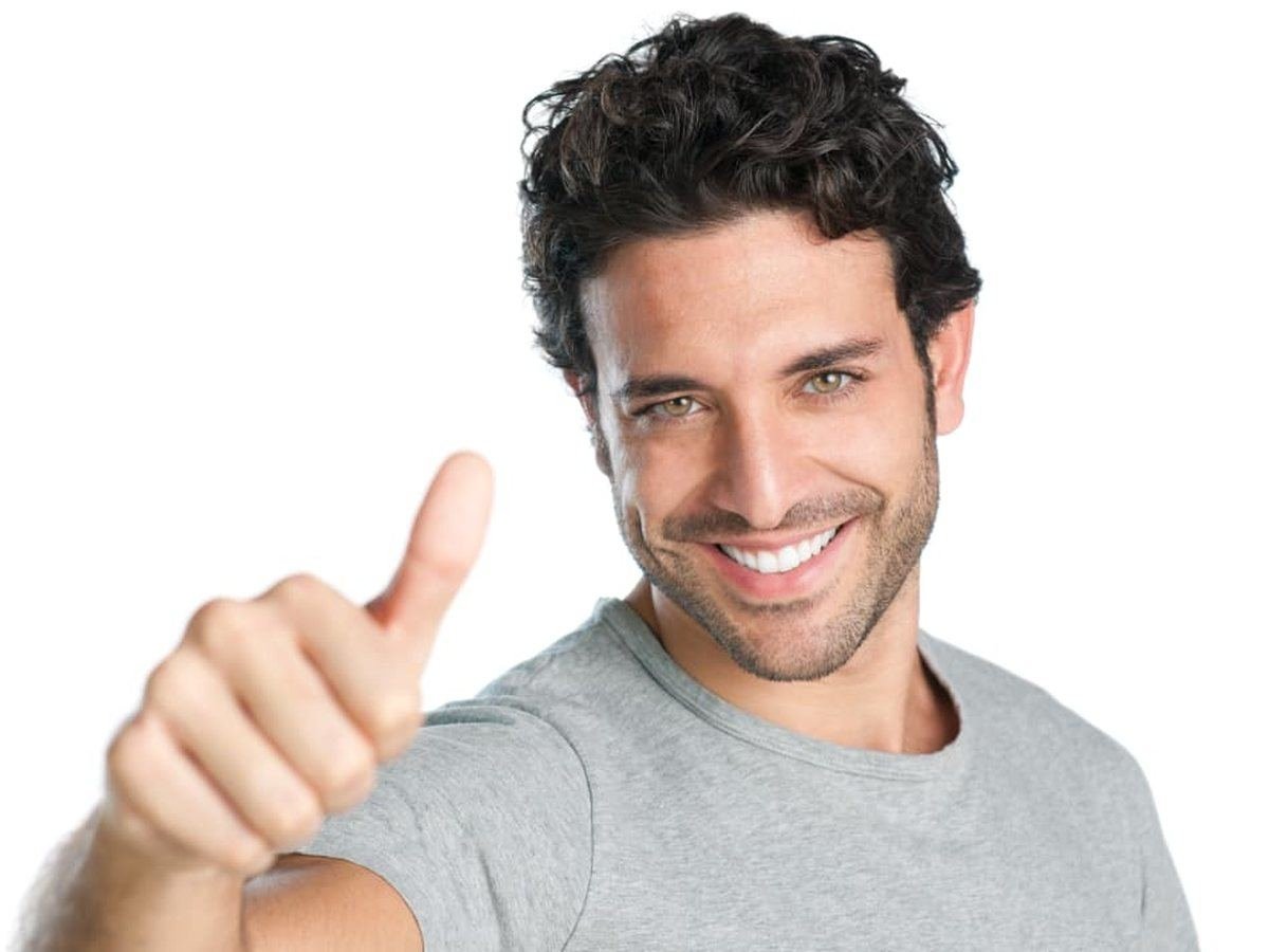 Hombre sonriente con el pulgar arriba (imagen ilustrativa)