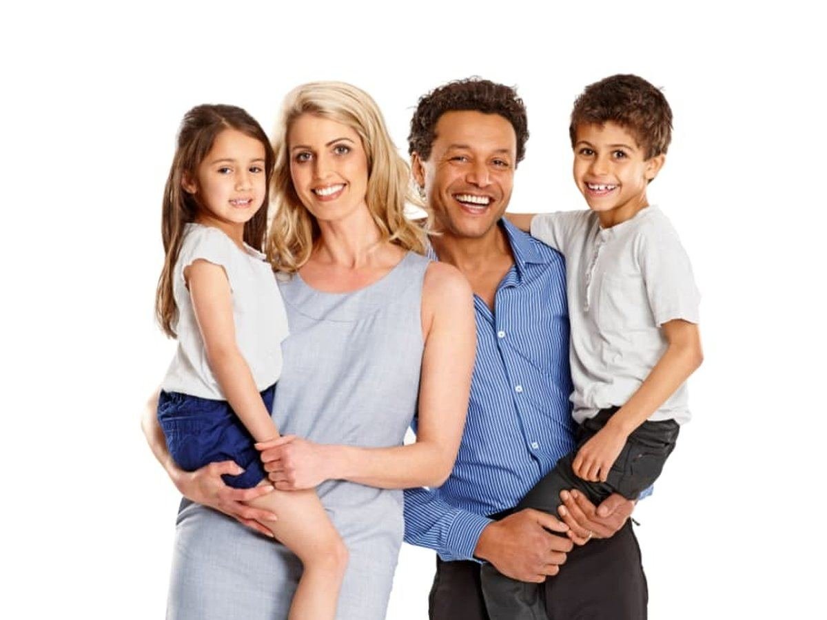 Familia con dos niños sonriendo (imagen ilustrativa)